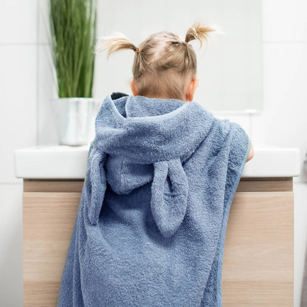 Organische badponcho met capuchon en konijnenoren in stofblauw